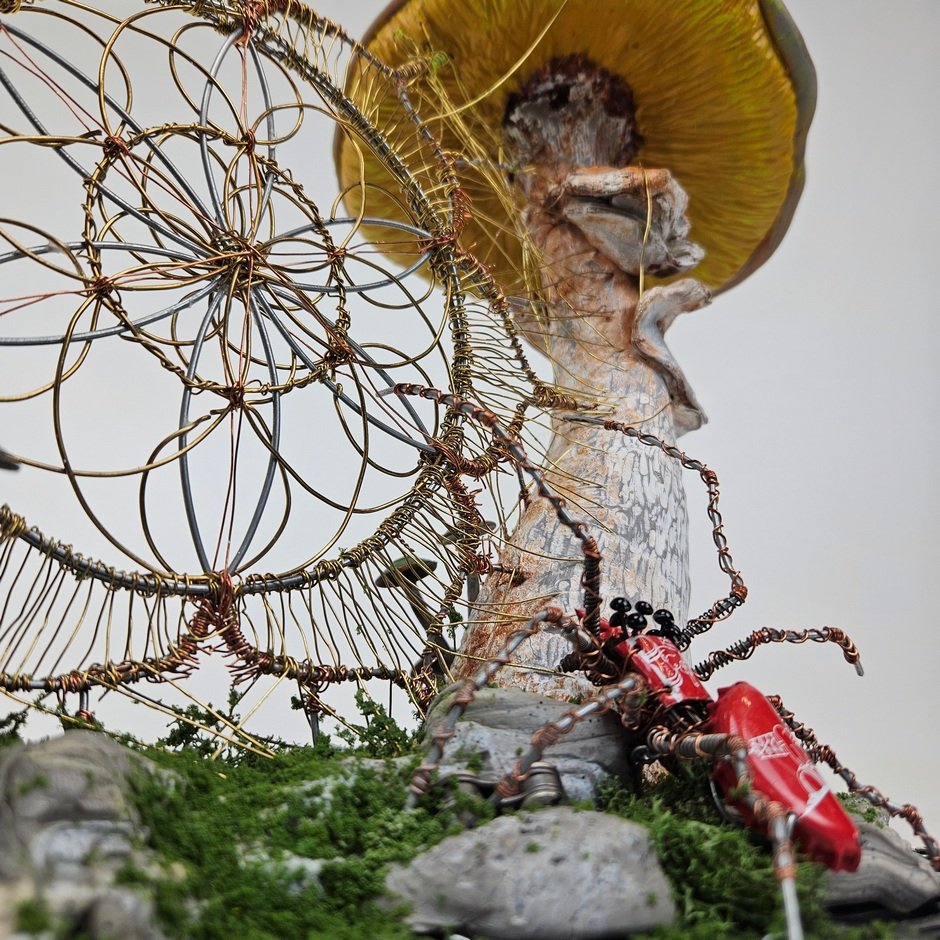 Spider and mushroom sculpture by Kristian Saapunki aka RawSculptor