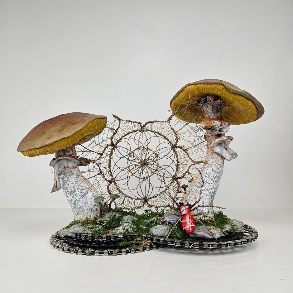 Spider and mushroom sculpture by Kristian Saapunki aka RawSculptor
