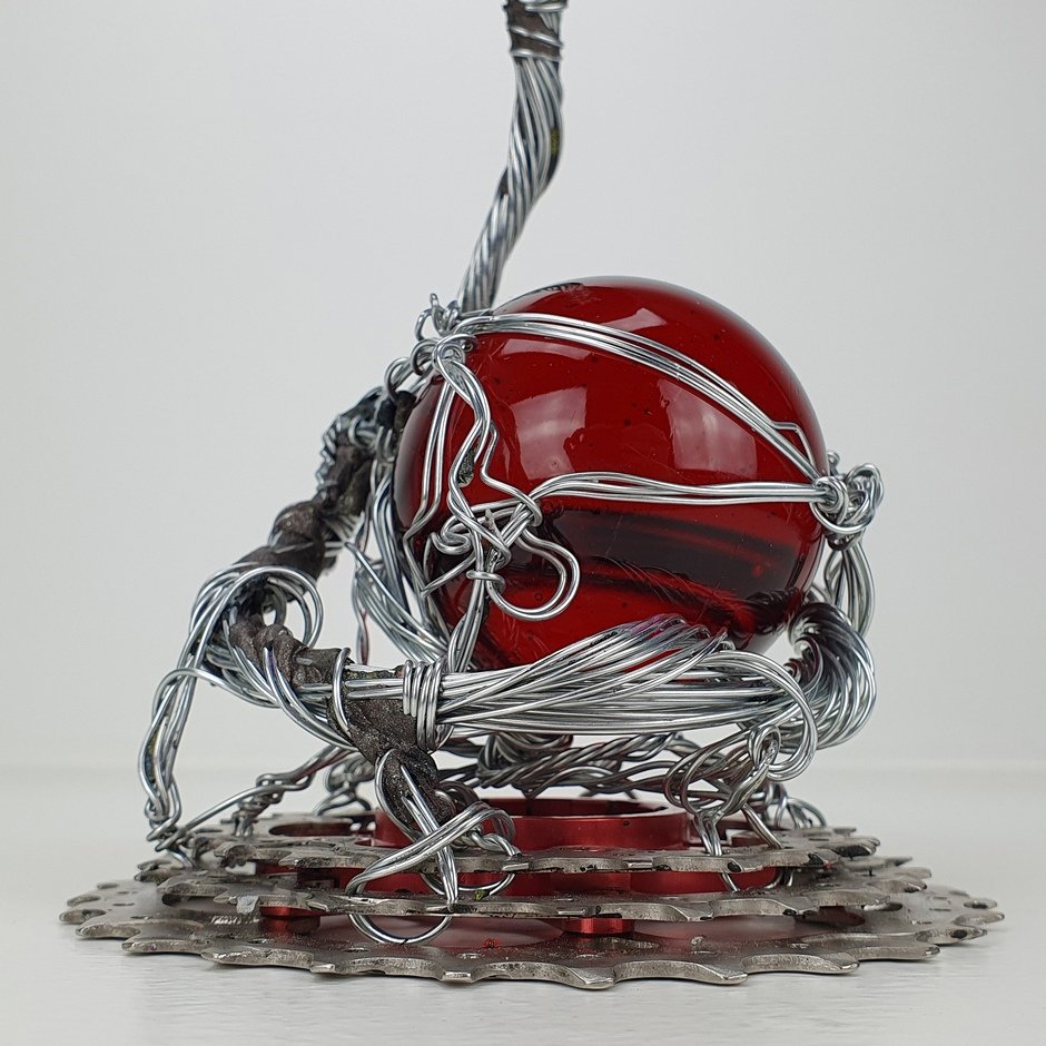 Scrap metal fly sculpture by Kristian Saapunki aka Rawsculptor